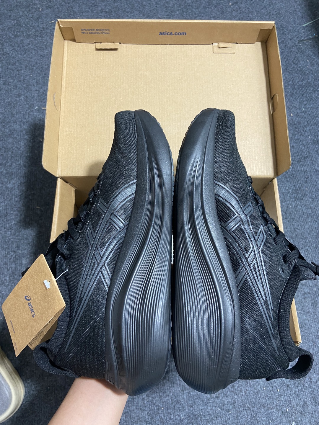 
亚瑟士Asics GEL-NIMBUS 27 黑银
💯纯原品质，原鞋11开发💪
⚠️​超软踩屎感，特高