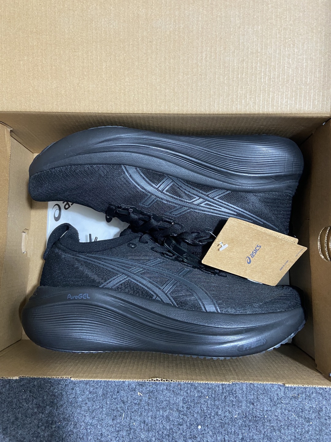
亚瑟士Asics GEL-NIMBUS 27 黑银
💯纯原品质，原鞋11开发💪
⚠️​超软踩屎感，特高
