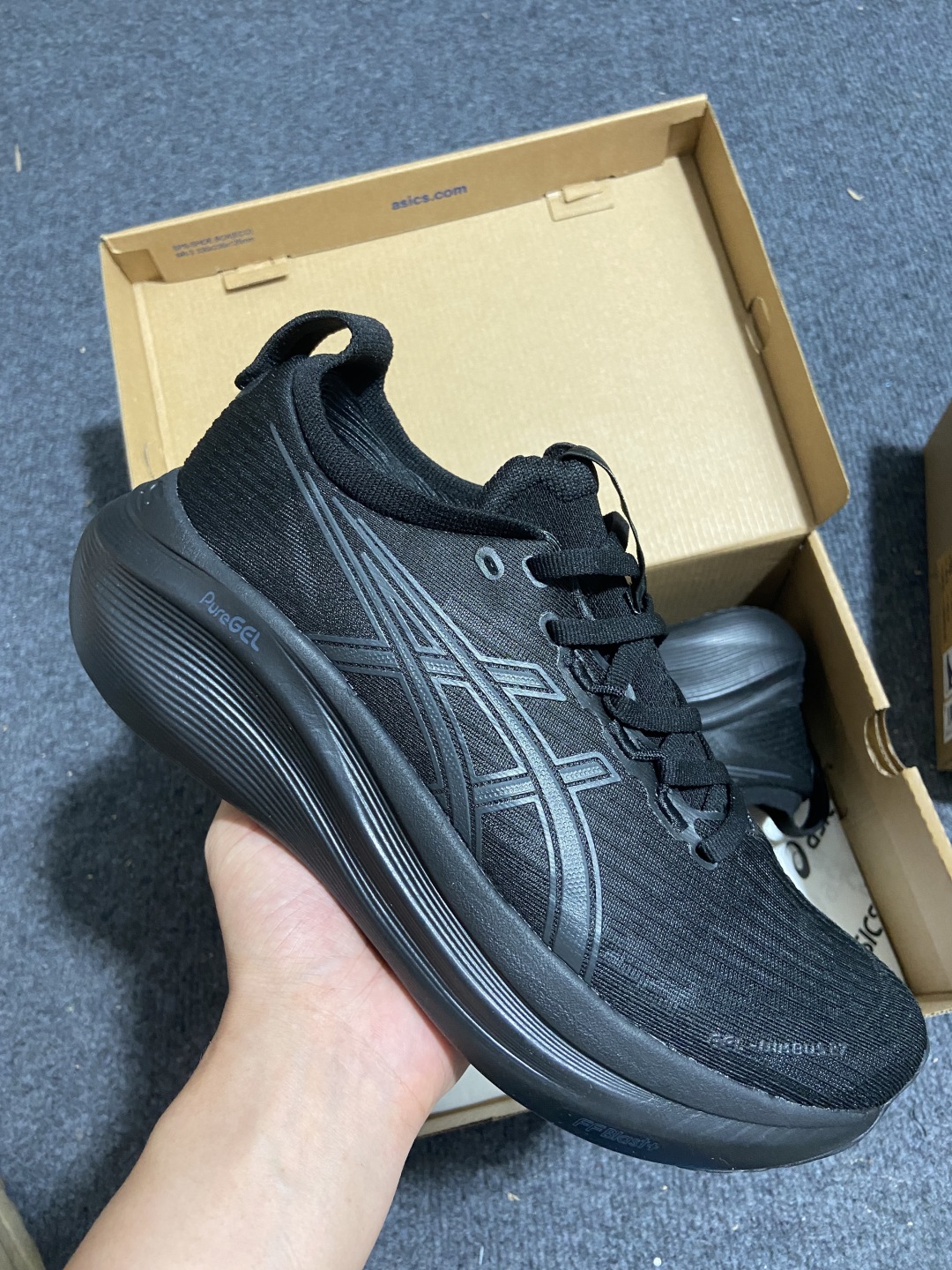 
亚瑟士Asics GEL-NIMBUS 27 黑银
💯纯原品质，原鞋11开发💪
⚠️​超软踩屎感，特高