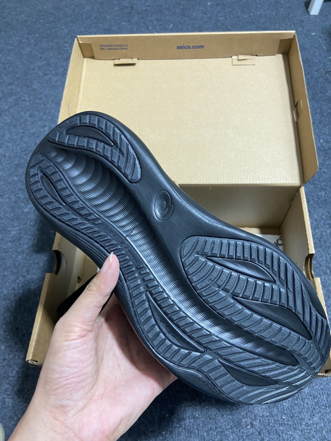 
亚瑟士Asics GEL-NIMBUS 27 黑银
💯纯原品质，原鞋11开发💪
⚠️​超软踩屎感，特高