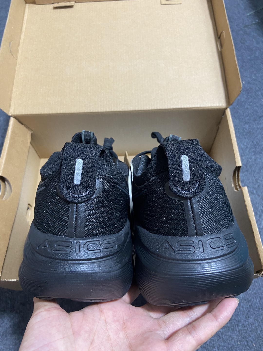 
亚瑟士Asics GEL-NIMBUS 27 黑银
💯纯原品质，原鞋11开发💪
⚠️​超软踩屎感，特高