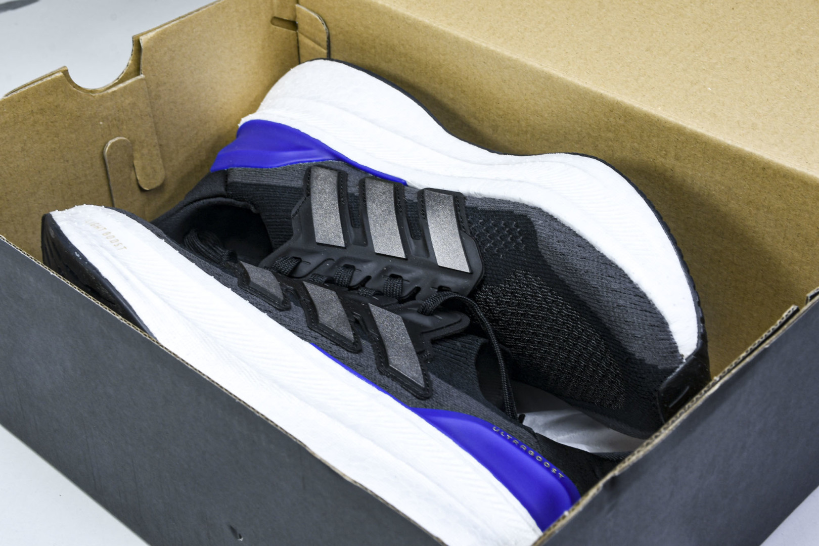 UB 尺码39-48

纯原版出品- Ultraboost 5  阿迪达斯新款休闲爆米花跑步鞋 JH90