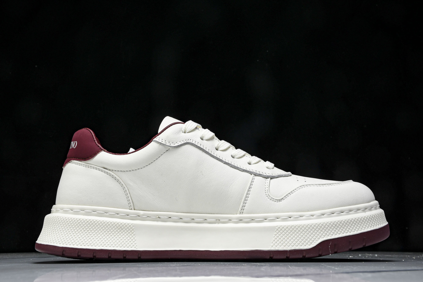 华伦天奴 尺码39-44

纯原版出品-Valentino 华伦天奴 明星同款 软羊皮舒适系带低帮生活休