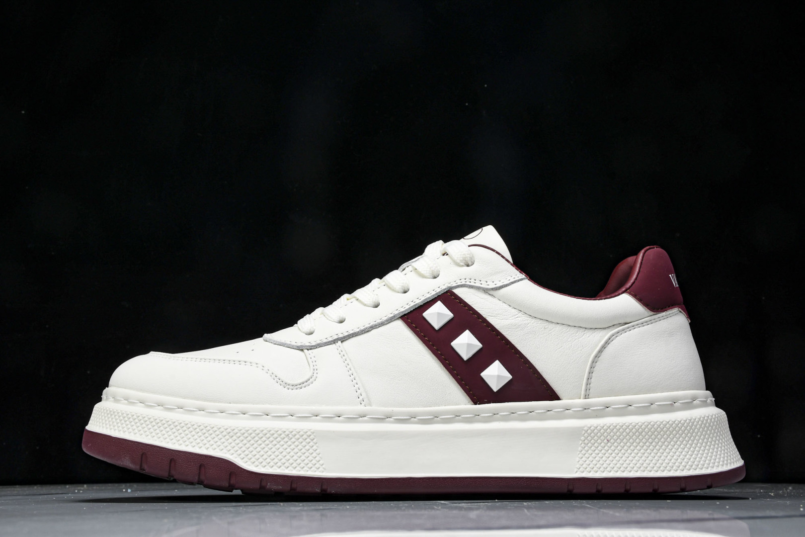 华伦天奴 尺码39-44

纯原版出品-Valentino 华伦天奴 明星同款 软羊皮舒适系带低帮生活休
