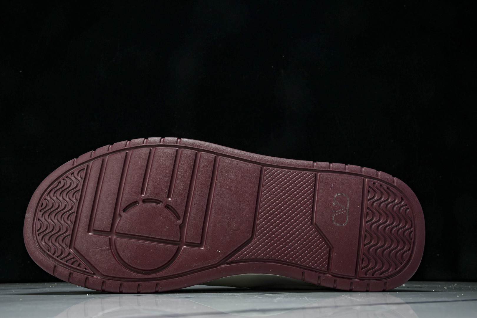 华伦天奴 尺码39-44

纯原版出品-Valentino 华伦天奴 明星同款 软羊皮舒适系带低帮生活休