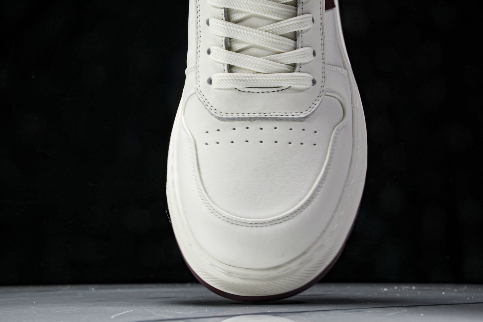 华伦天奴 尺码39-44

纯原版出品-Valentino 华伦天奴 明星同款 软羊皮舒适系带低帮生活休