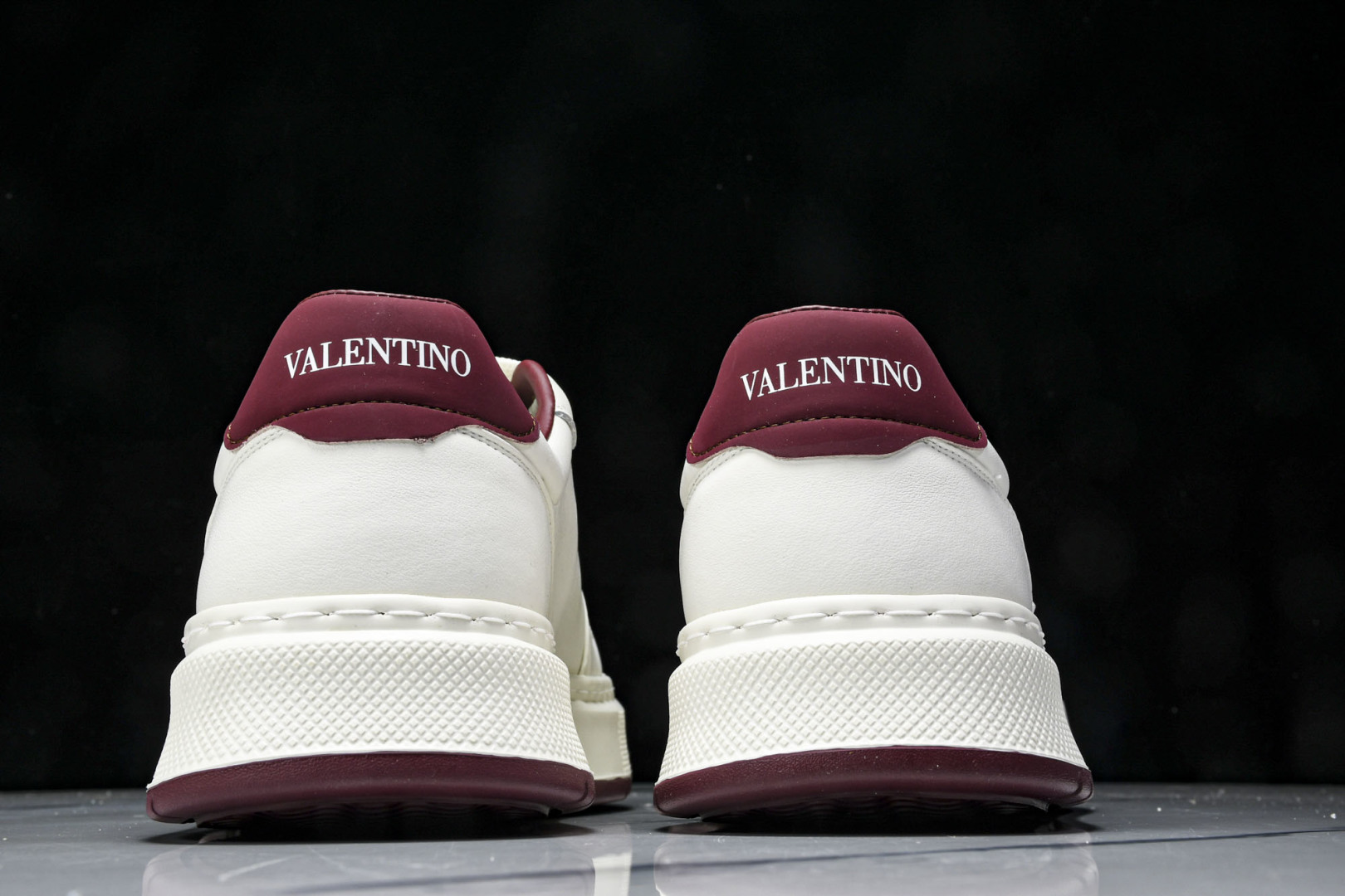 华伦天奴 尺码39-44

纯原版出品-Valentino 华伦天奴 明星同款 软羊皮舒适系带低帮生活休