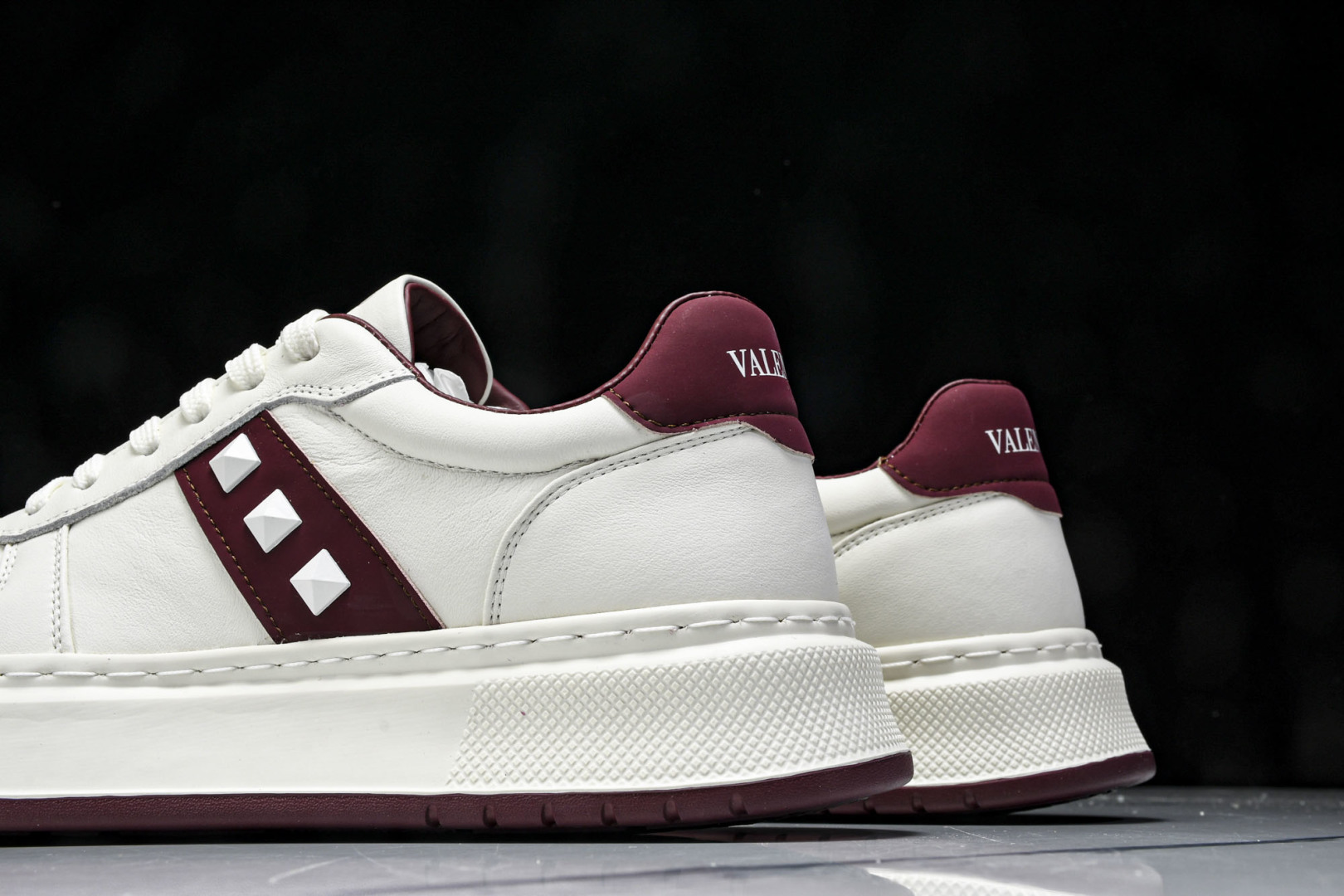 华伦天奴 尺码39-44

纯原版出品-Valentino 华伦天奴 明星同款 软羊皮舒适系带低帮生活休