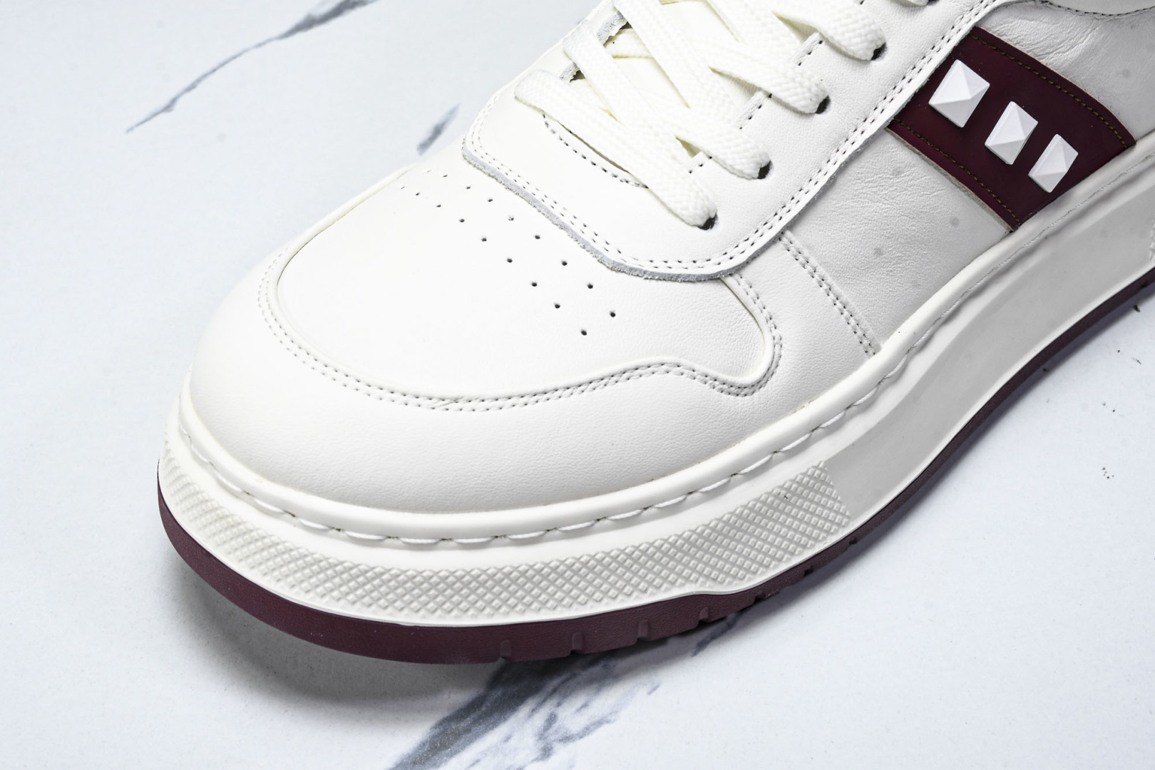 华伦天奴 尺码39-44

纯原版出品-Valentino 华伦天奴 明星同款 软羊皮舒适系带低帮生活休