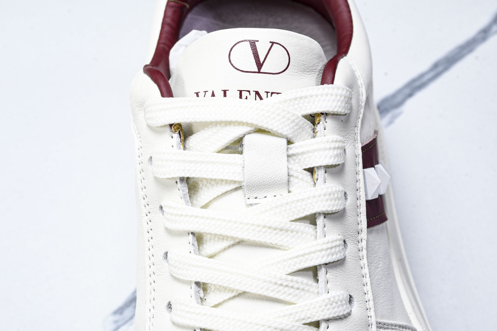 华伦天奴 尺码39-44

纯原版出品-Valentino 华伦天奴 明星同款 软羊皮舒适系带低帮生活休
