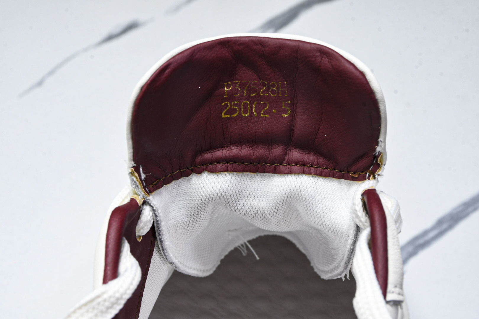 华伦天奴 尺码39-44

纯原版出品-Valentino 华伦天奴 明星同款 软羊皮舒适系带低帮生活休