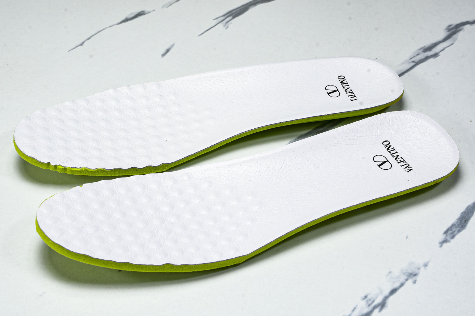 华伦天奴 尺码39-44

纯原版出品-Valentino 华伦天奴 明星同款 软羊皮舒适系带低帮生活休