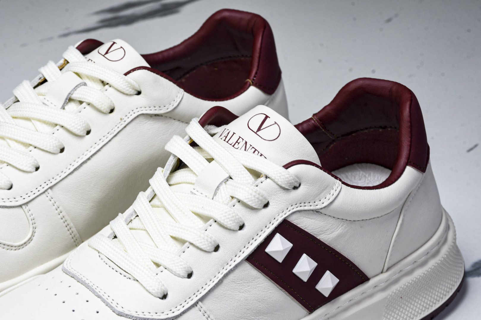 华伦天奴 尺码39-44

纯原版出品-Valentino 华伦天奴 明星同款 软羊皮舒适系带低帮生活休