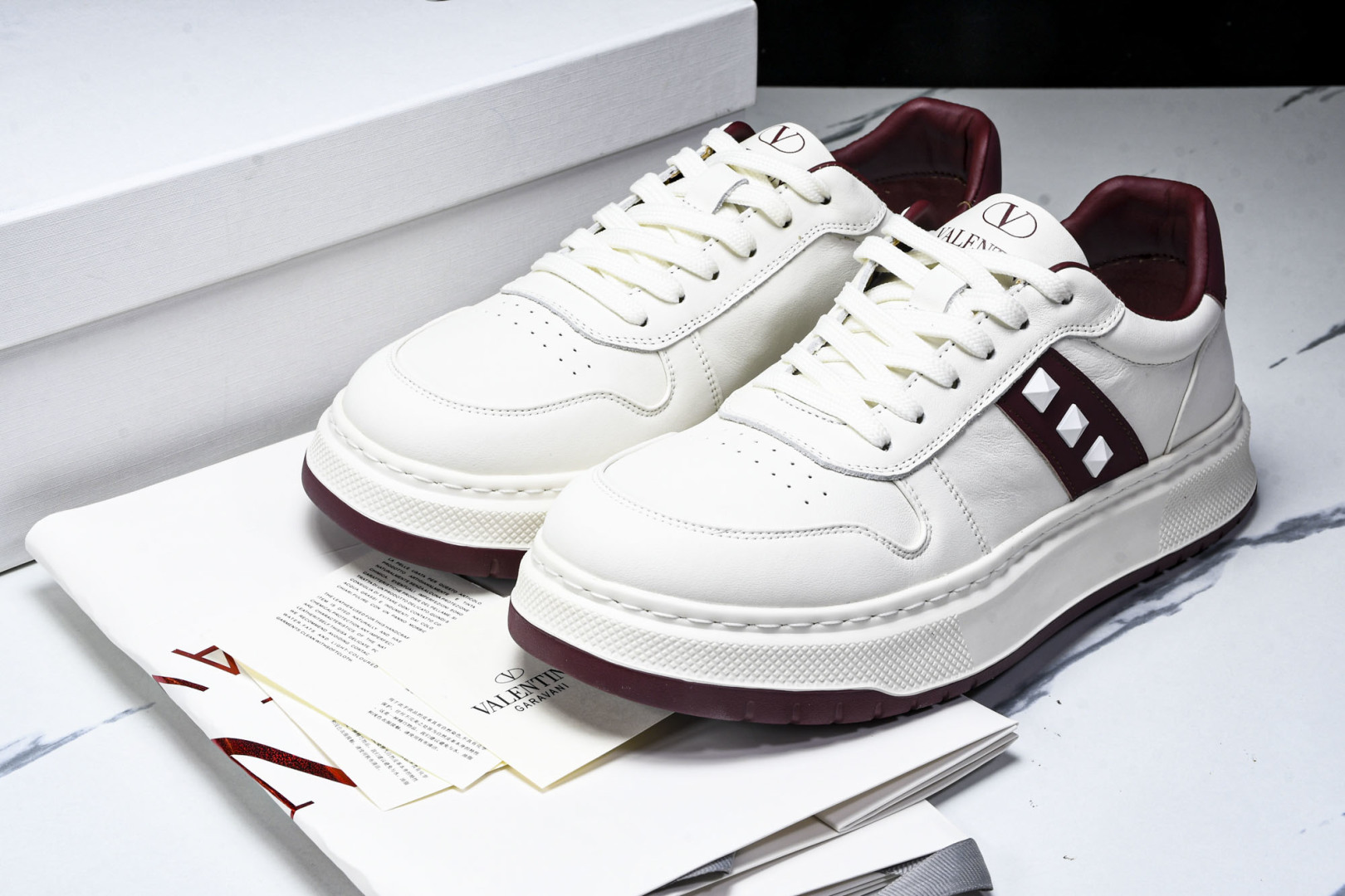 华伦天奴 尺码39-44

纯原版出品-Valentino 华伦天奴 明星同款 软羊皮舒适系带低帮生活休