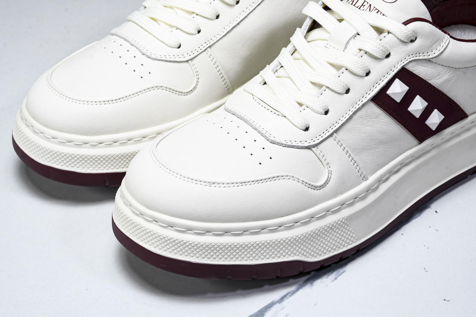 华伦天奴 尺码39-44

纯原版出品-Valentino 华伦天奴 明星同款 软羊皮舒适系带低帮生活休