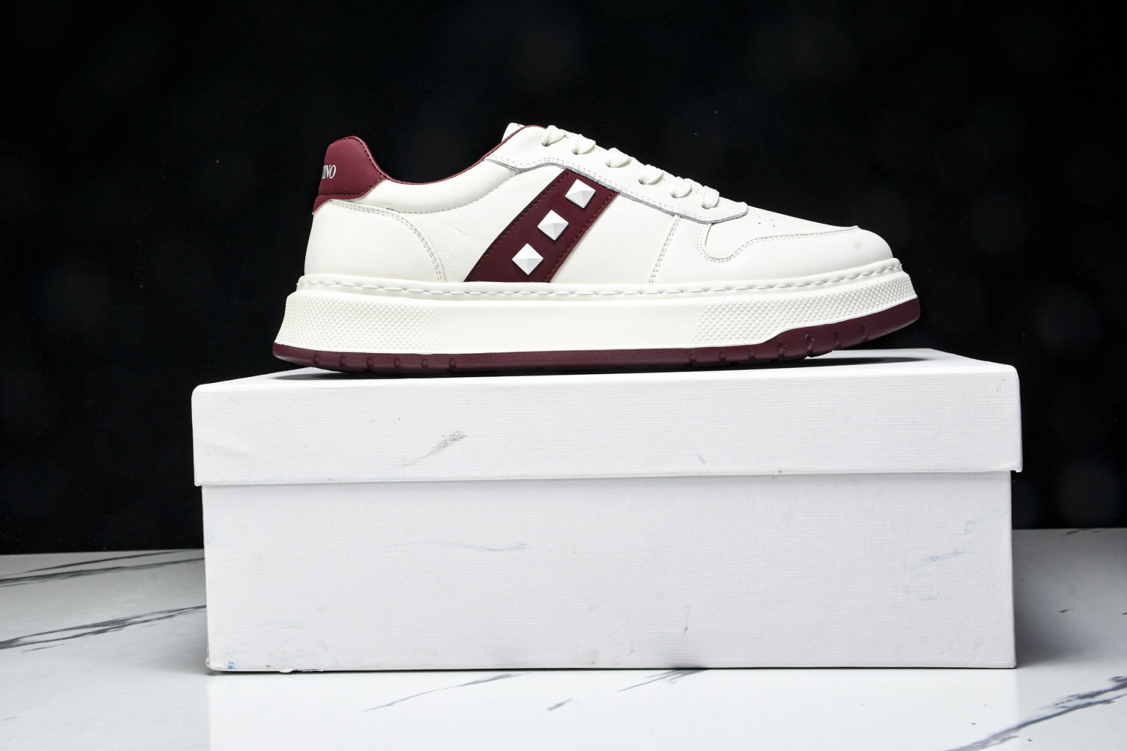 华伦天奴 尺码39-44

纯原版出品-Valentino 华伦天奴 明星同款 软羊皮舒适系带低帮生活休