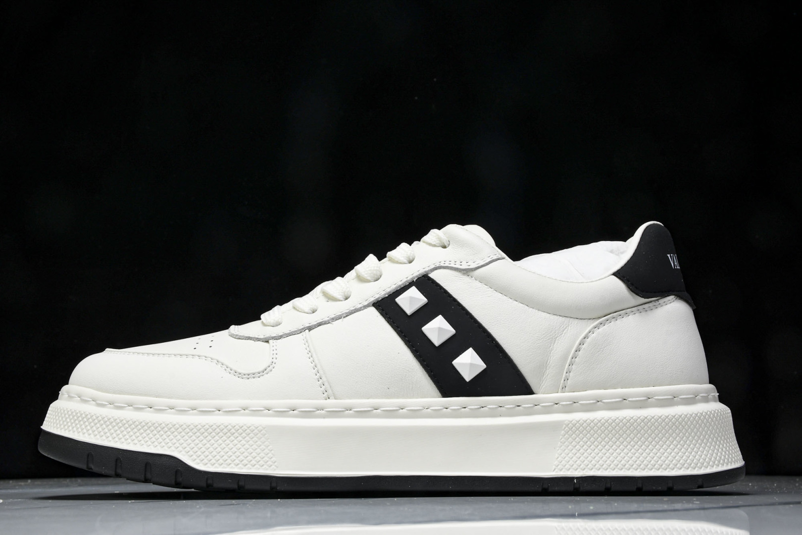 华伦天奴 尺码39-44

纯原版出品-Valentino 华伦天奴 明星同款 软羊皮舒适系带低帮生活休