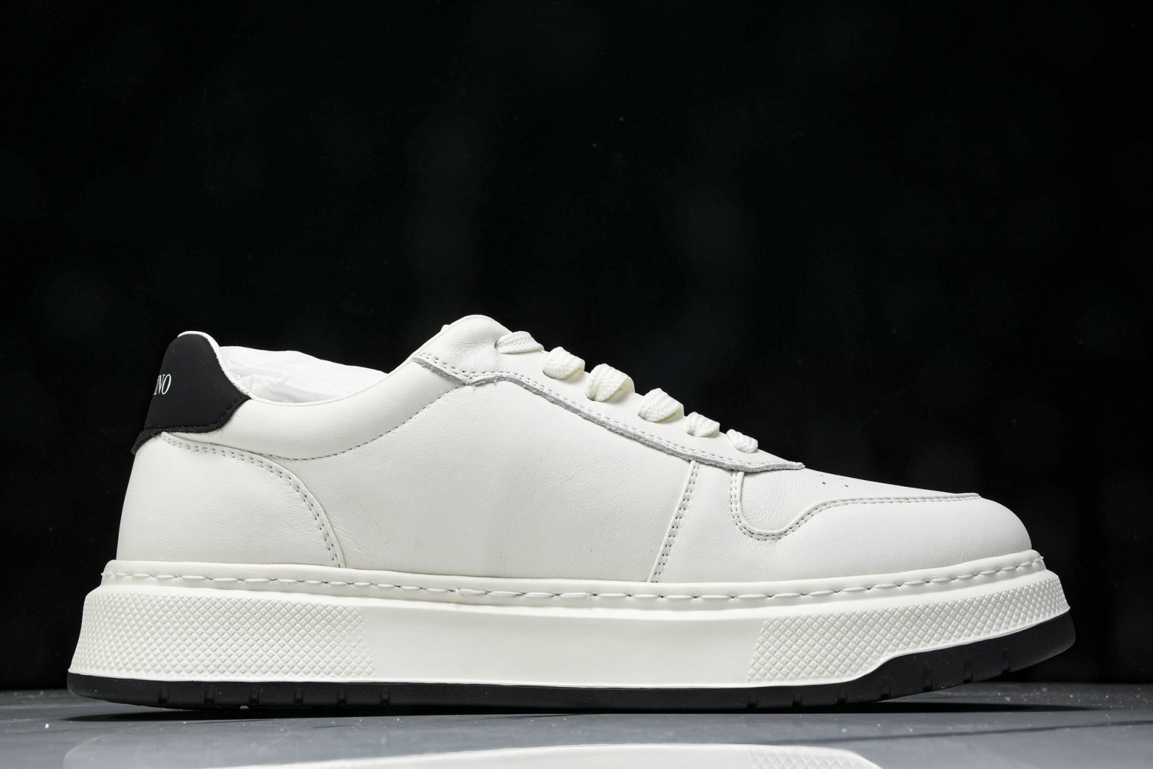 华伦天奴 尺码39-44

纯原版出品-Valentino 华伦天奴 明星同款 软羊皮舒适系带低帮生活休