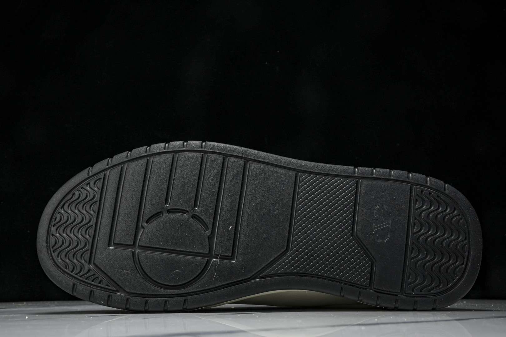 华伦天奴 尺码39-44

纯原版出品-Valentino 华伦天奴 明星同款 软羊皮舒适系带低帮生活休
