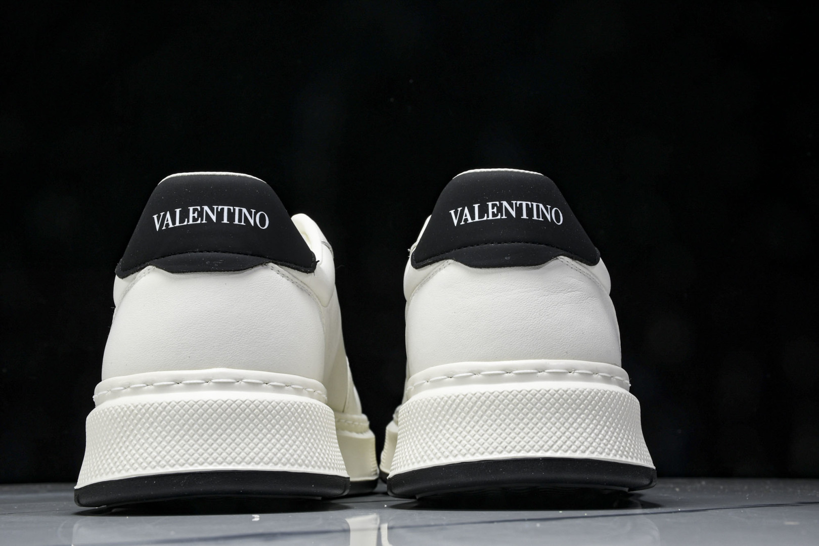 华伦天奴 尺码39-44

纯原版出品-Valentino 华伦天奴 明星同款 软羊皮舒适系带低帮生活休