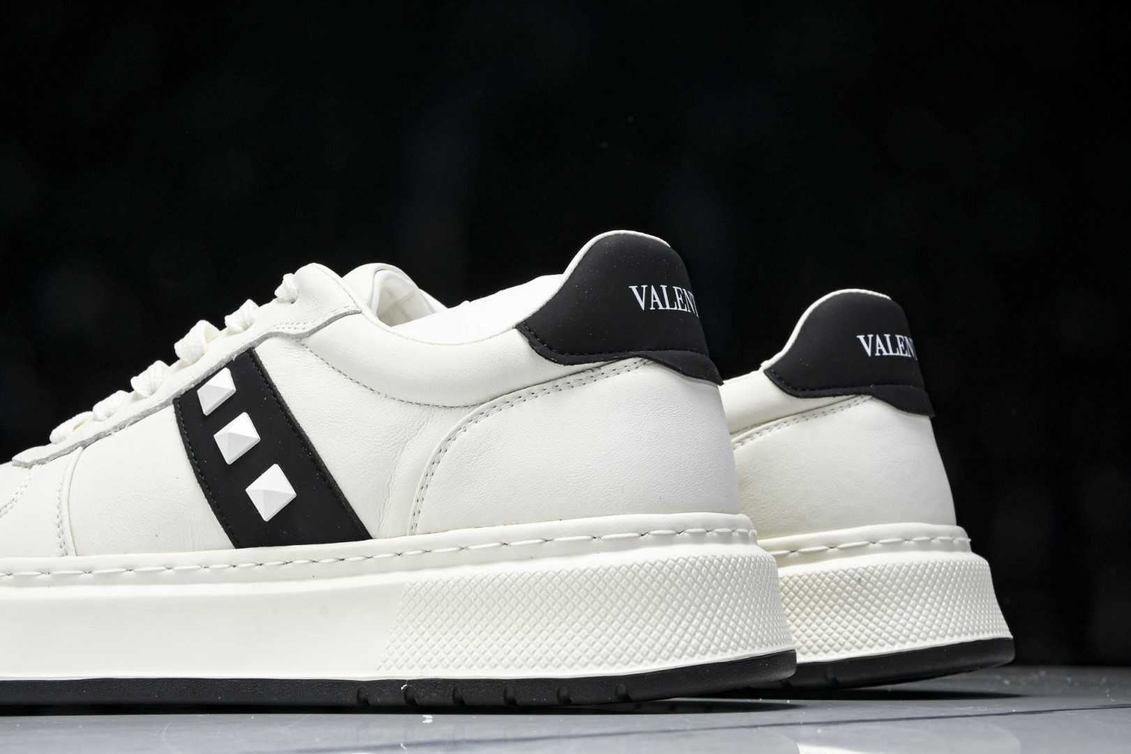 华伦天奴 尺码39-44

纯原版出品-Valentino 华伦天奴 明星同款 软羊皮舒适系带低帮生活休