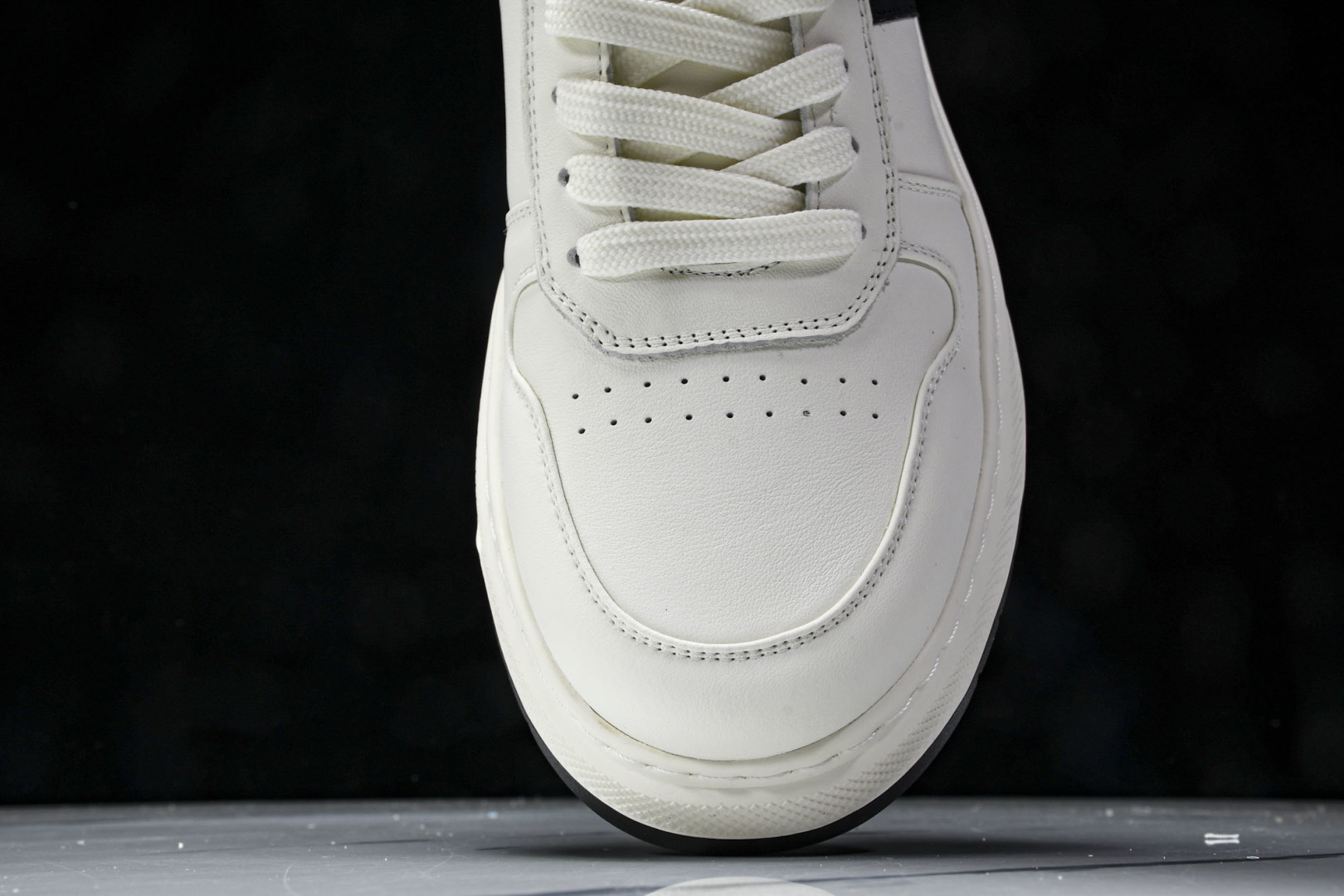华伦天奴 尺码39-44

纯原版出品-Valentino 华伦天奴 明星同款 软羊皮舒适系带低帮生活休