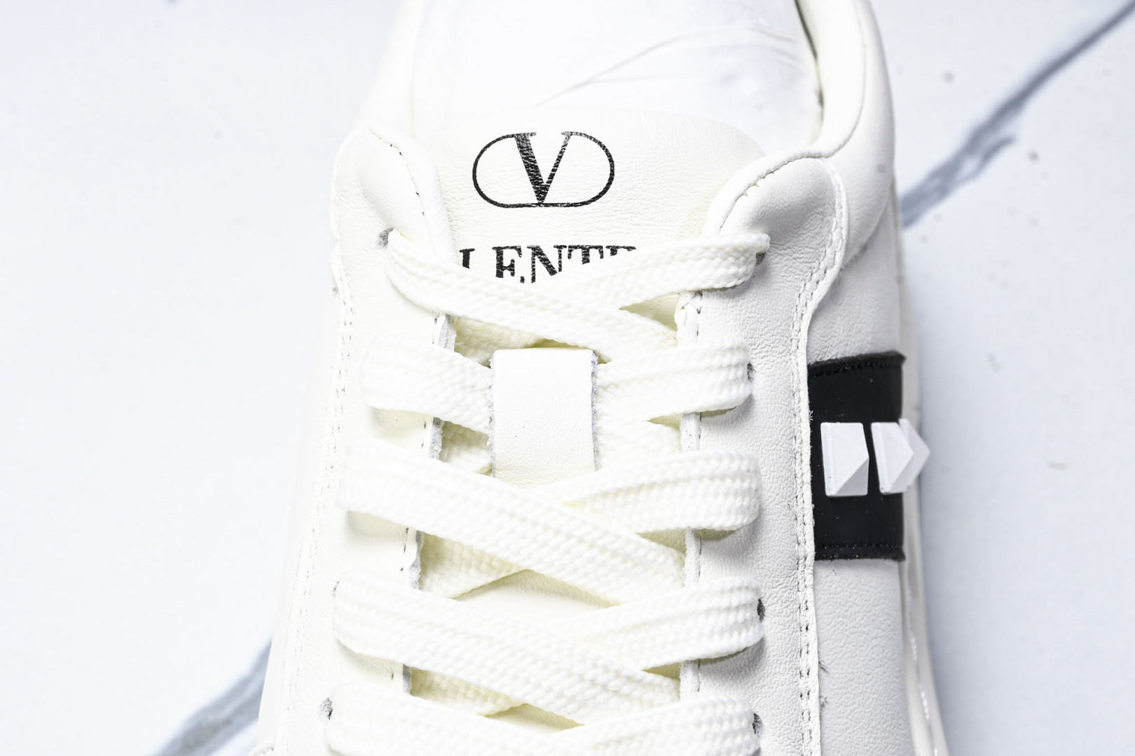 华伦天奴 尺码39-44

纯原版出品-Valentino 华伦天奴 明星同款 软羊皮舒适系带低帮生活休