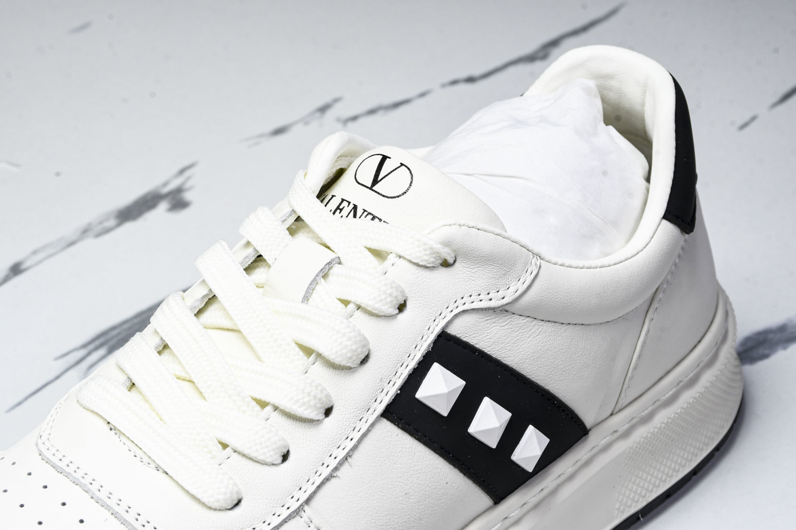 华伦天奴 尺码39-44

纯原版出品-Valentino 华伦天奴 明星同款 软羊皮舒适系带低帮生活休