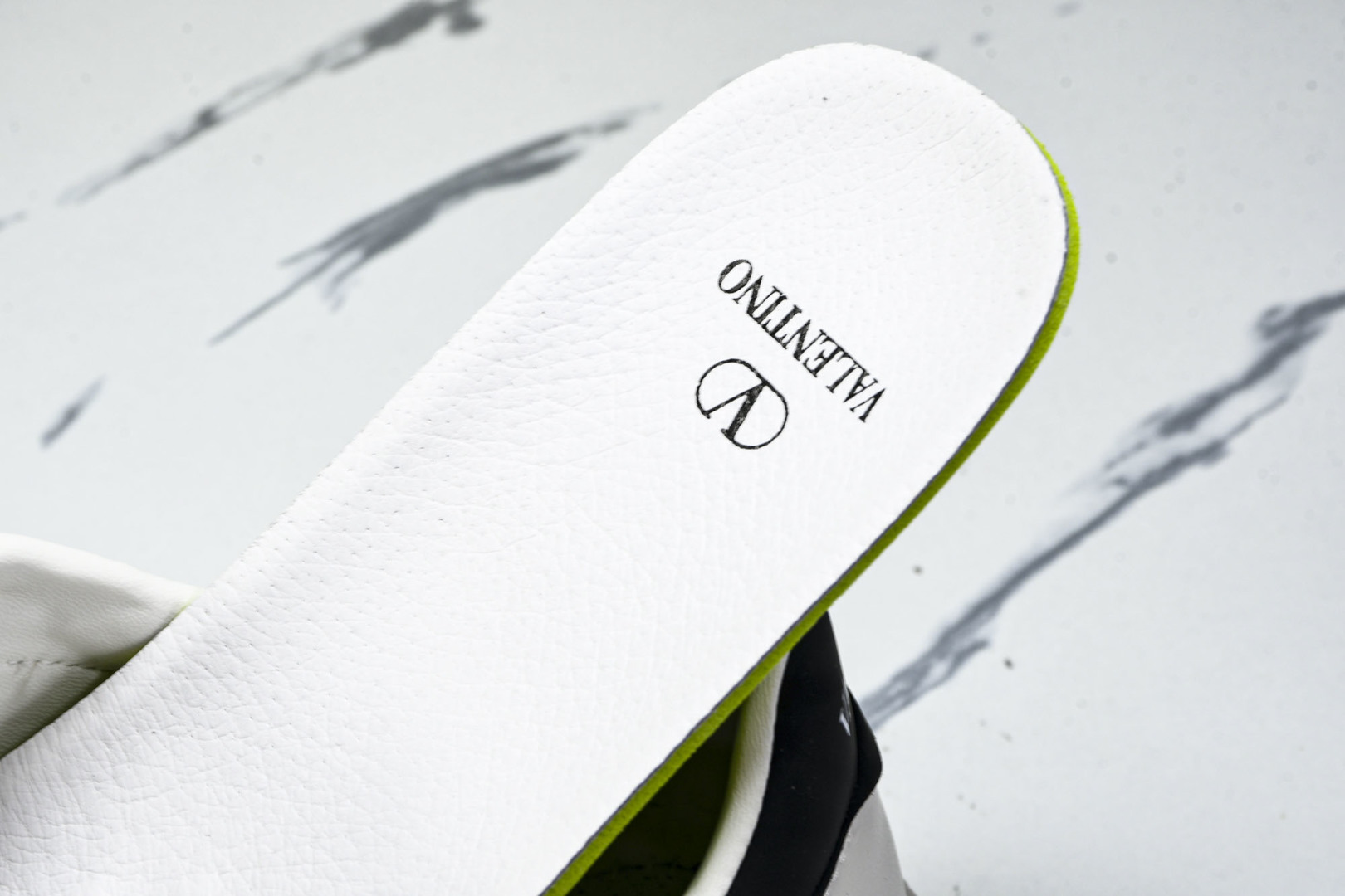 华伦天奴 尺码39-44

纯原版出品-Valentino 华伦天奴 明星同款 软羊皮舒适系带低帮生活休