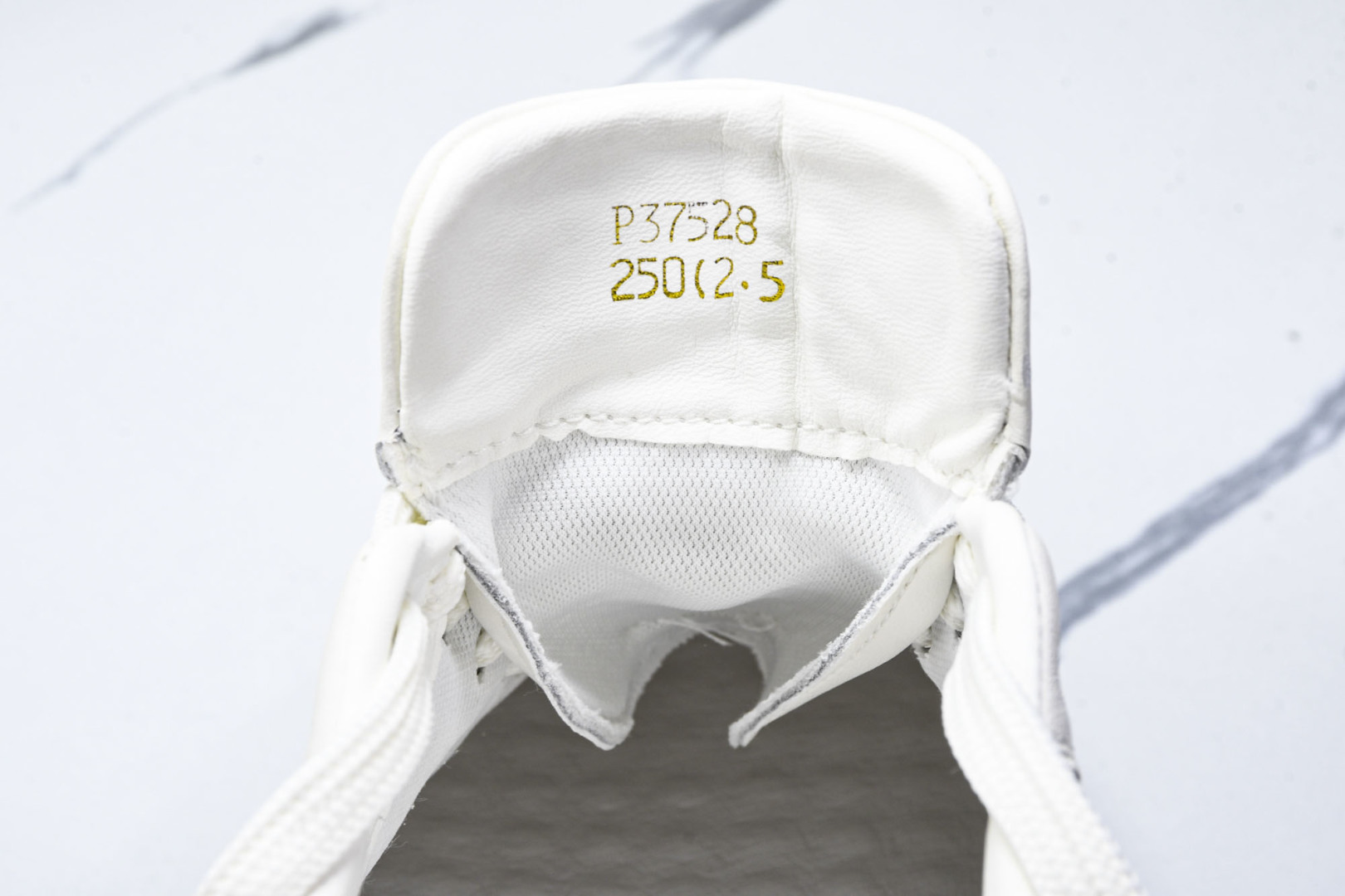 华伦天奴 尺码39-44

纯原版出品-Valentino 华伦天奴 明星同款 软羊皮舒适系带低帮生活休