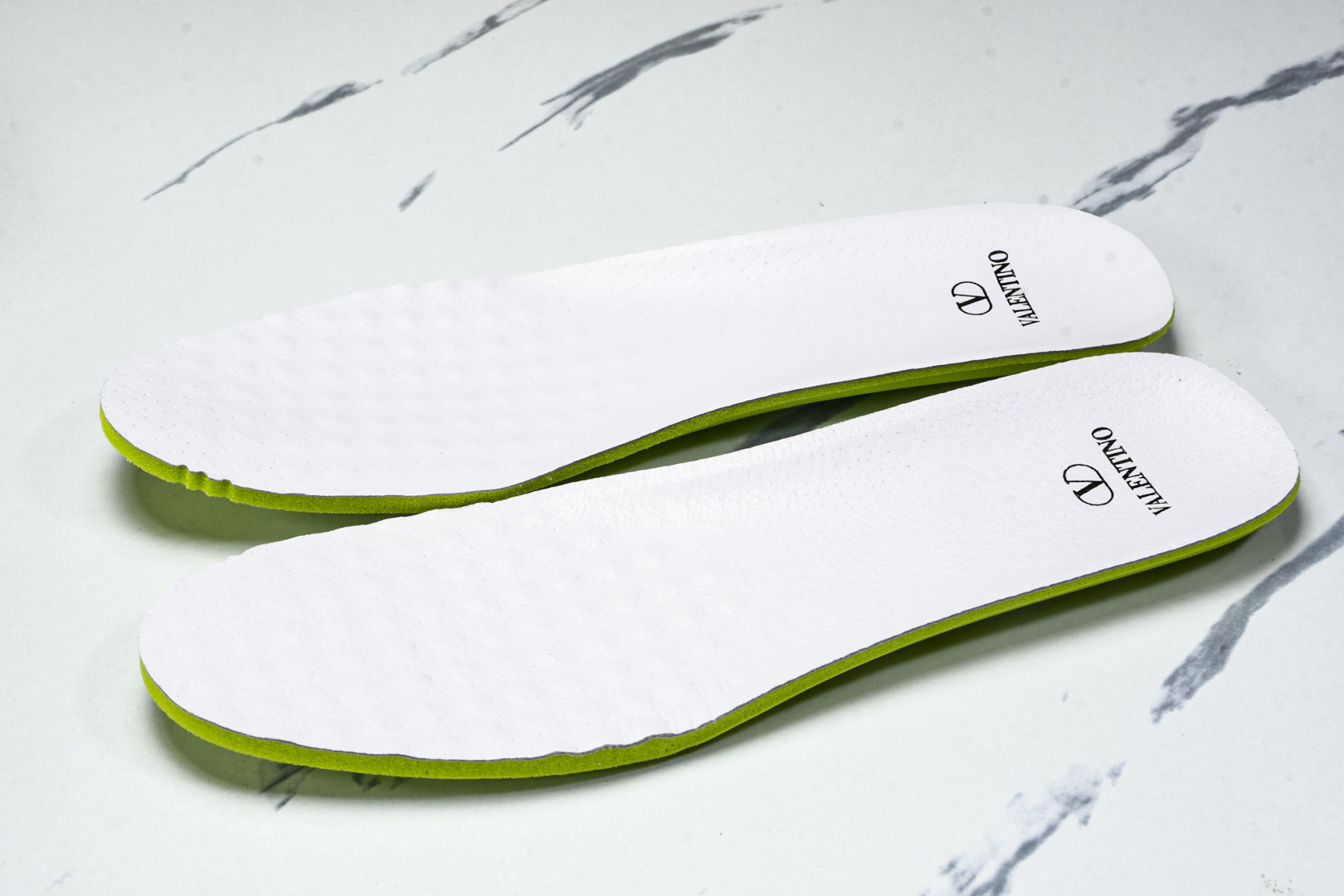 华伦天奴 尺码39-44

纯原版出品-Valentino 华伦天奴 明星同款 软羊皮舒适系带低帮生活休