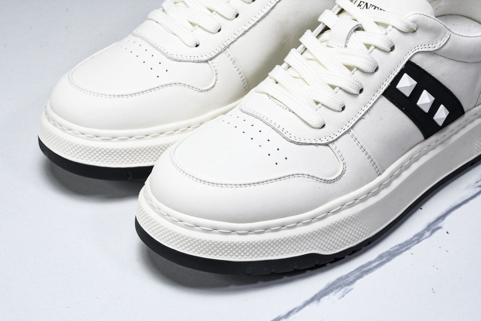 华伦天奴 尺码39-44

纯原版出品-Valentino 华伦天奴 明星同款 软羊皮舒适系带低帮生活休