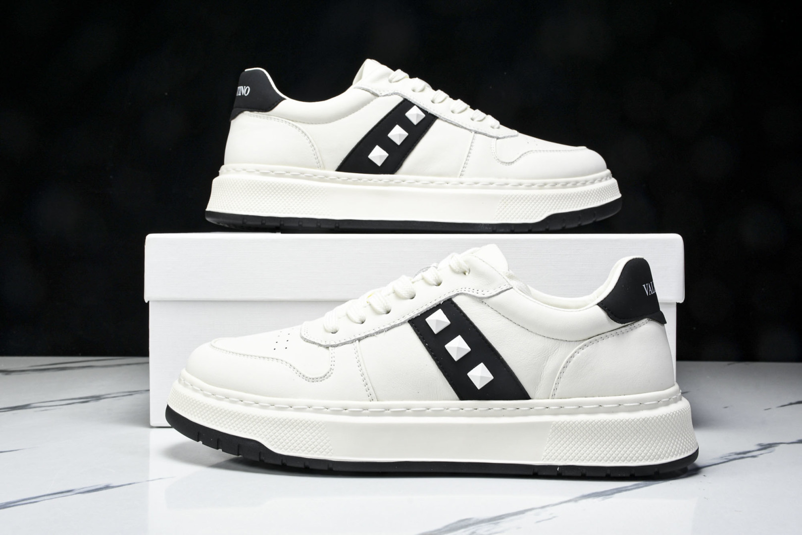 华伦天奴 尺码39-44

纯原版出品-Valentino 华伦天奴 明星同款 软羊皮舒适系带低帮生活休