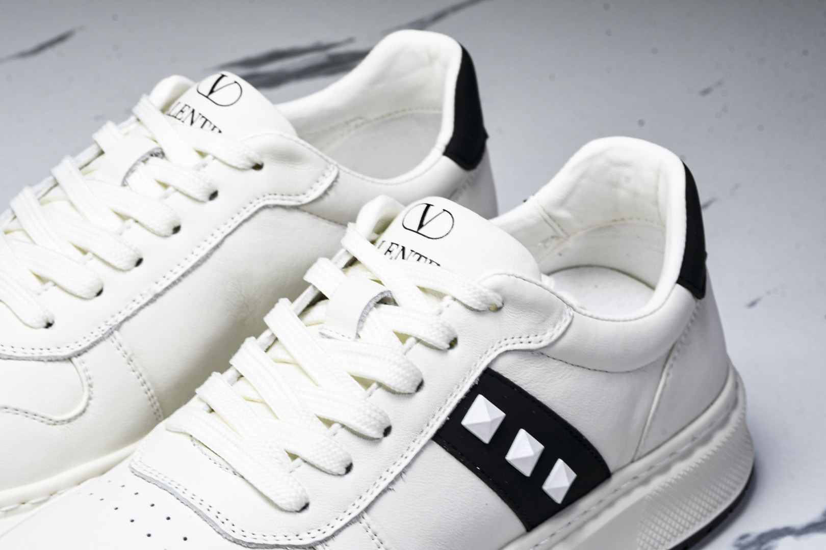华伦天奴 尺码39-44

纯原版出品-Valentino 华伦天奴 明星同款 软羊皮舒适系带低帮生活休