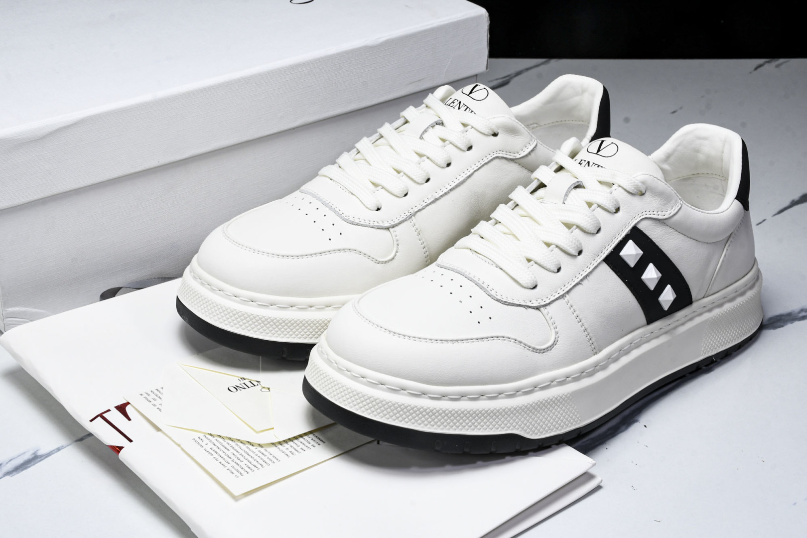 华伦天奴 尺码39-44

纯原版出品-Valentino 华伦天奴 明星同款 软羊皮舒适系带低帮生活休