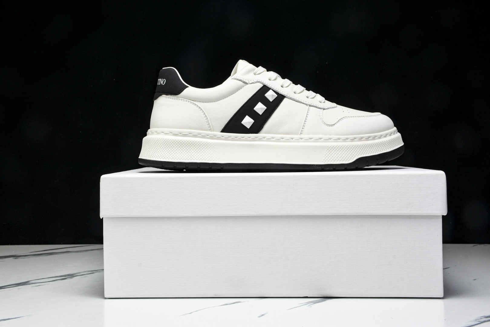 华伦天奴 尺码39-44

纯原版出品-Valentino 华伦天奴 明星同款 软羊皮舒适系带低帮生活休
