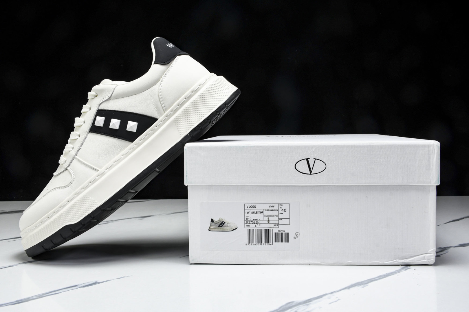 华伦天奴 尺码39-44

纯原版出品-Valentino 华伦天奴 明星同款 软羊皮舒适系带低帮生活休
