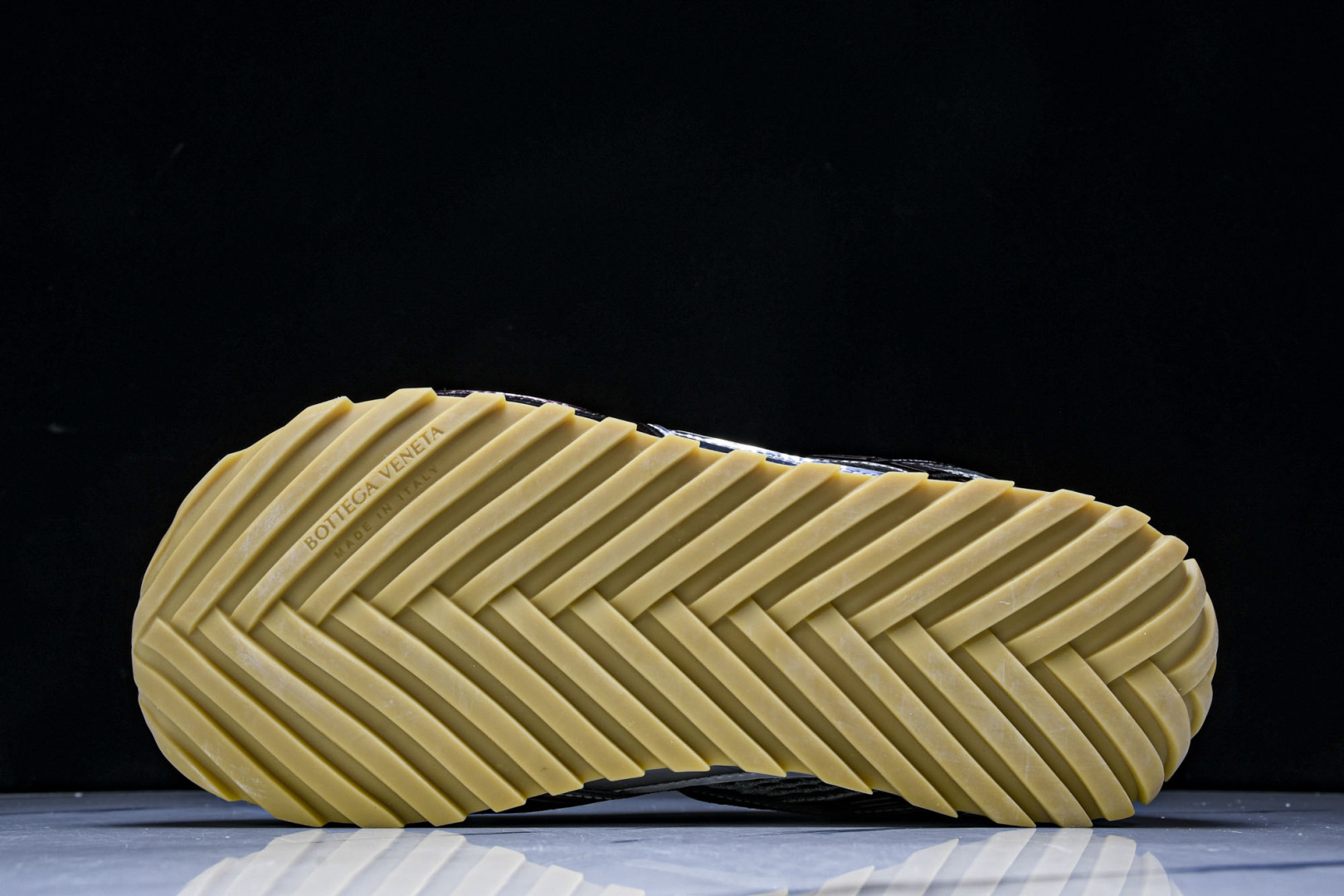 葆蝶 尺码35-40

纯原版出品-Bottega Veneta 葆蝶家 灰红 YZ004
尺寸35 3