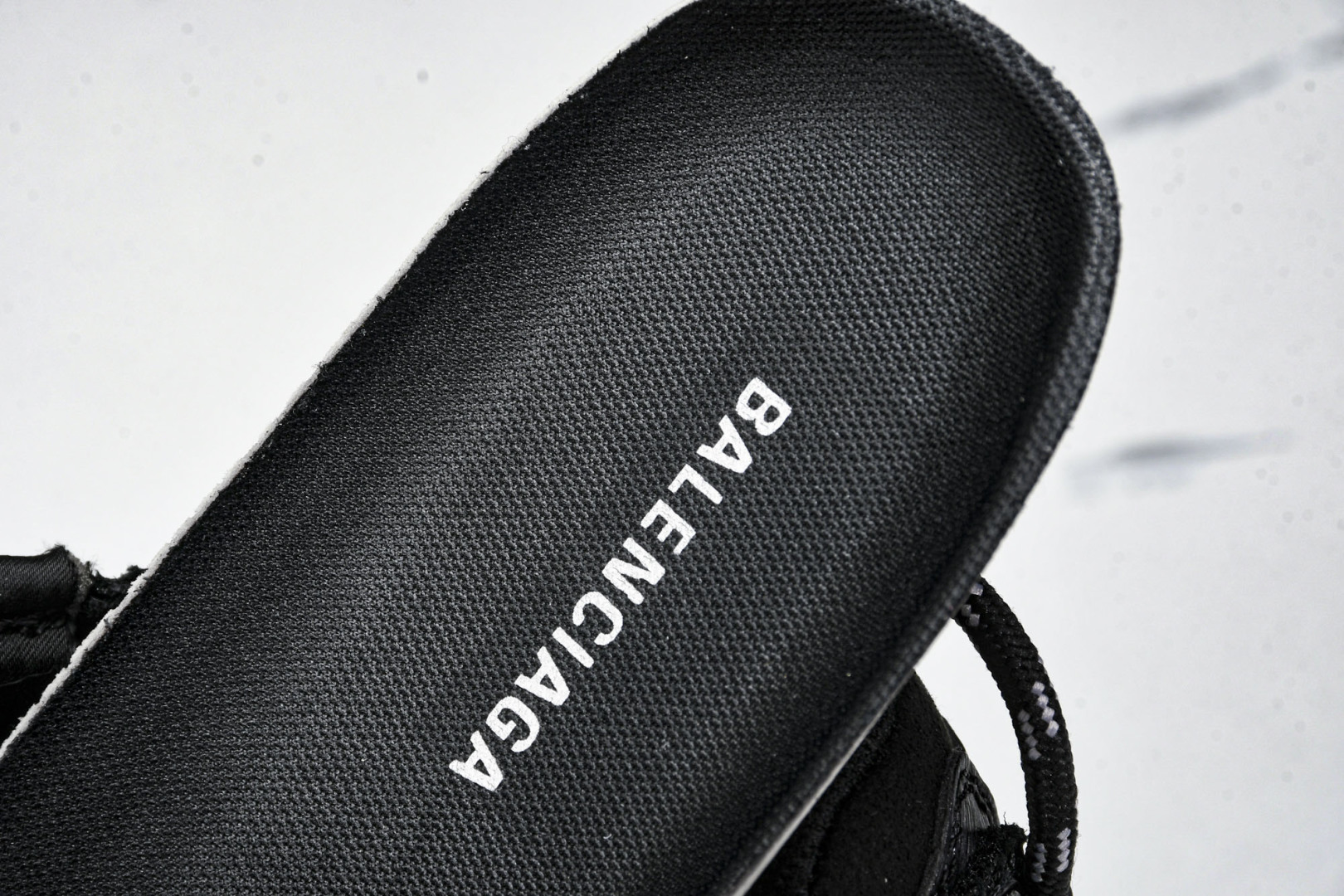 巴黎 尺码35-46

纯原版出品-Balenciaga Runner Kith Four.Color 