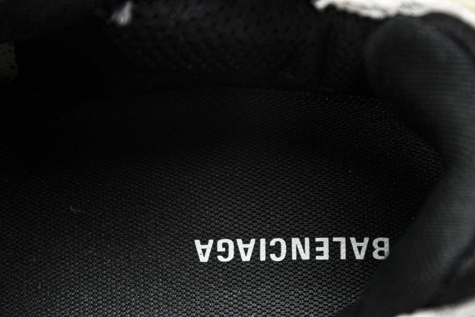 巴黎 尺码35-46

纯原版出品-Balenciaga Runner Kith Four.Color 
