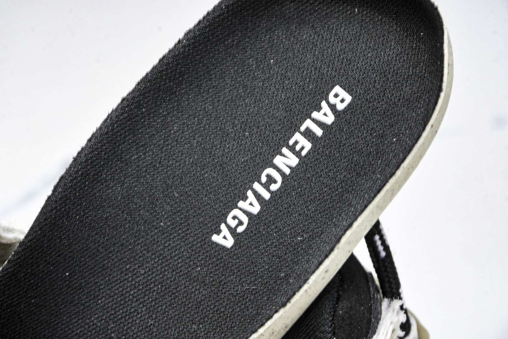 巴黎 尺码35-46

纯原版出品-Balenciaga Runner Kith Four.Color 