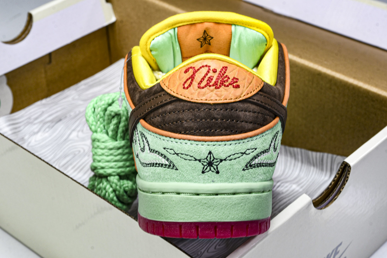 Dunk 尺码40-47.5

纯原版出品-SB Dunk Low Tourmaline 黑人月 低帮休