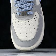 NK Air Force 1'07 Low Supreme联名 浅蓝大勾 空军一号低帮休闲板鞋 XS34 NK Air Force 1'07 Low Supreme联名 浅蓝大勾 空军一号低帮休闲板鞋 XS34