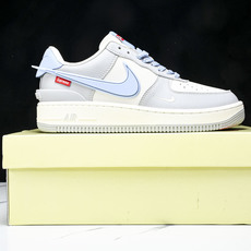 NK Air Force 1'07 Low Supreme联名 浅蓝大勾 空军一号低帮休闲板鞋 XS34 NK Air Force 1'07 Low Supreme联名 浅蓝大勾 空军一号低帮休闲板鞋 XS34