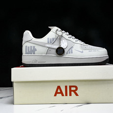 NK Air Force 1'07 Low UN联名 印象LOGO 空军一号低帮休闲板鞋 DF0188- NK Air Force 1'07 Low UN联名 印象LOGO 空军一号低帮休闲板鞋 DF0188-