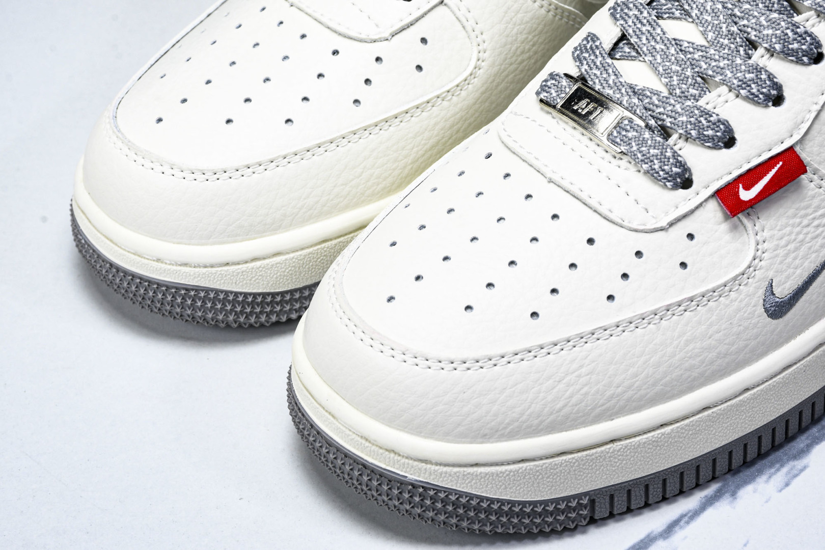 NK Air Force 1'07 Low 斯图西联名 灰勾灰底红标 空军一号低帮休闲板鞋 CS5288