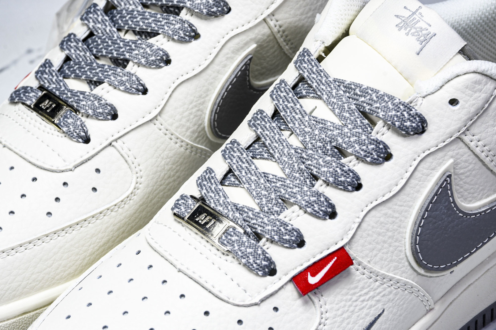 NK Air Force 1'07 Low 斯图西联名 灰勾灰底红标 空军一号低帮休闲板鞋 CS5288