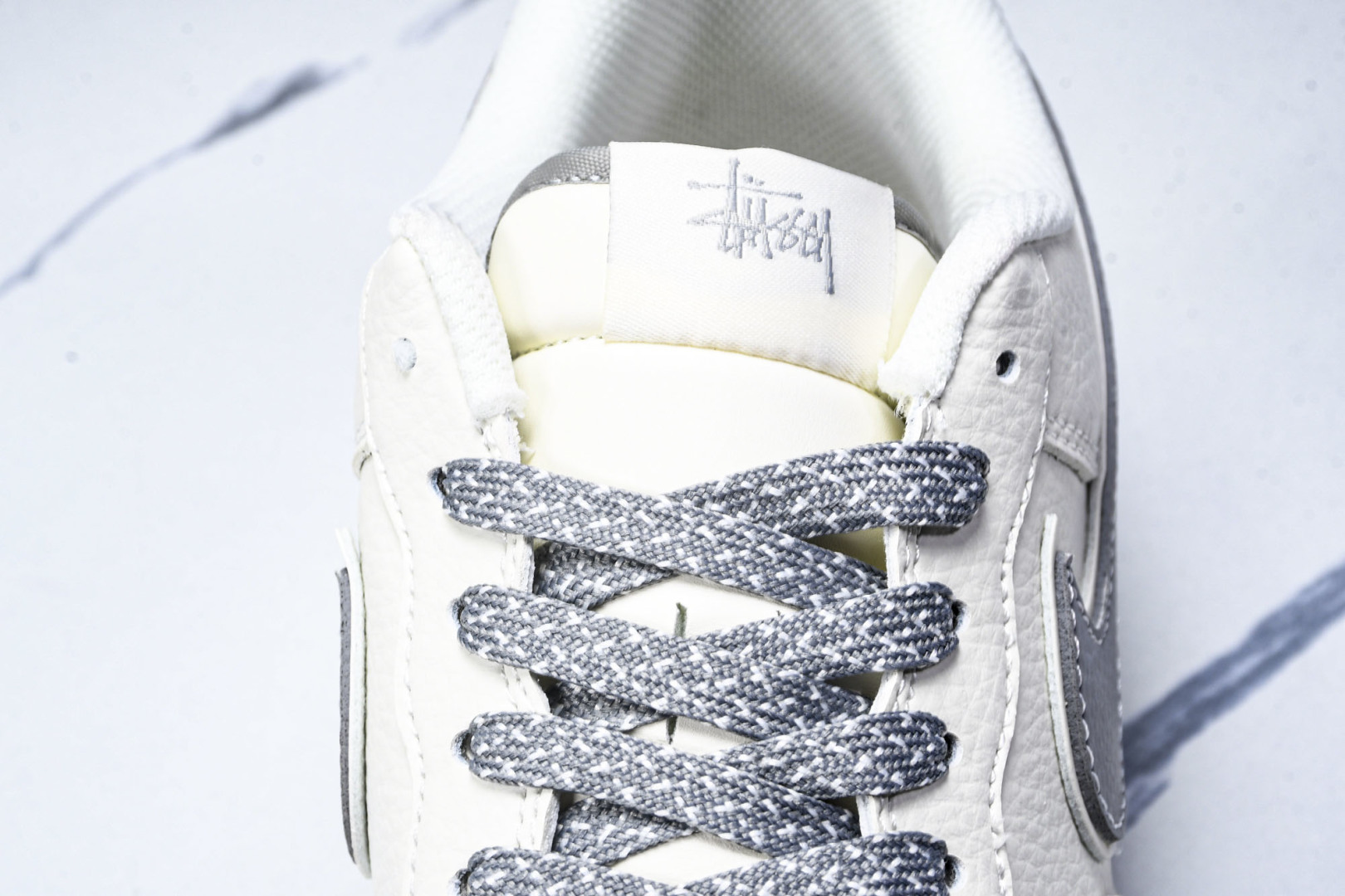 NK Air Force 1'07 Low 斯图西联名 灰勾灰底红标 空军一号低帮休闲板鞋 CS5288