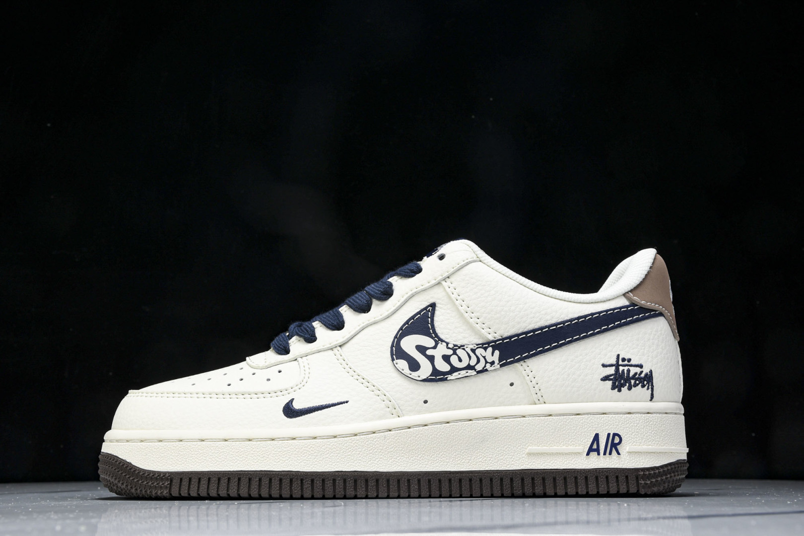NK Air Force 1'07 Low 斯图西联名 卡通勾 空军一号低帮休闲板鞋 ZH2598-30