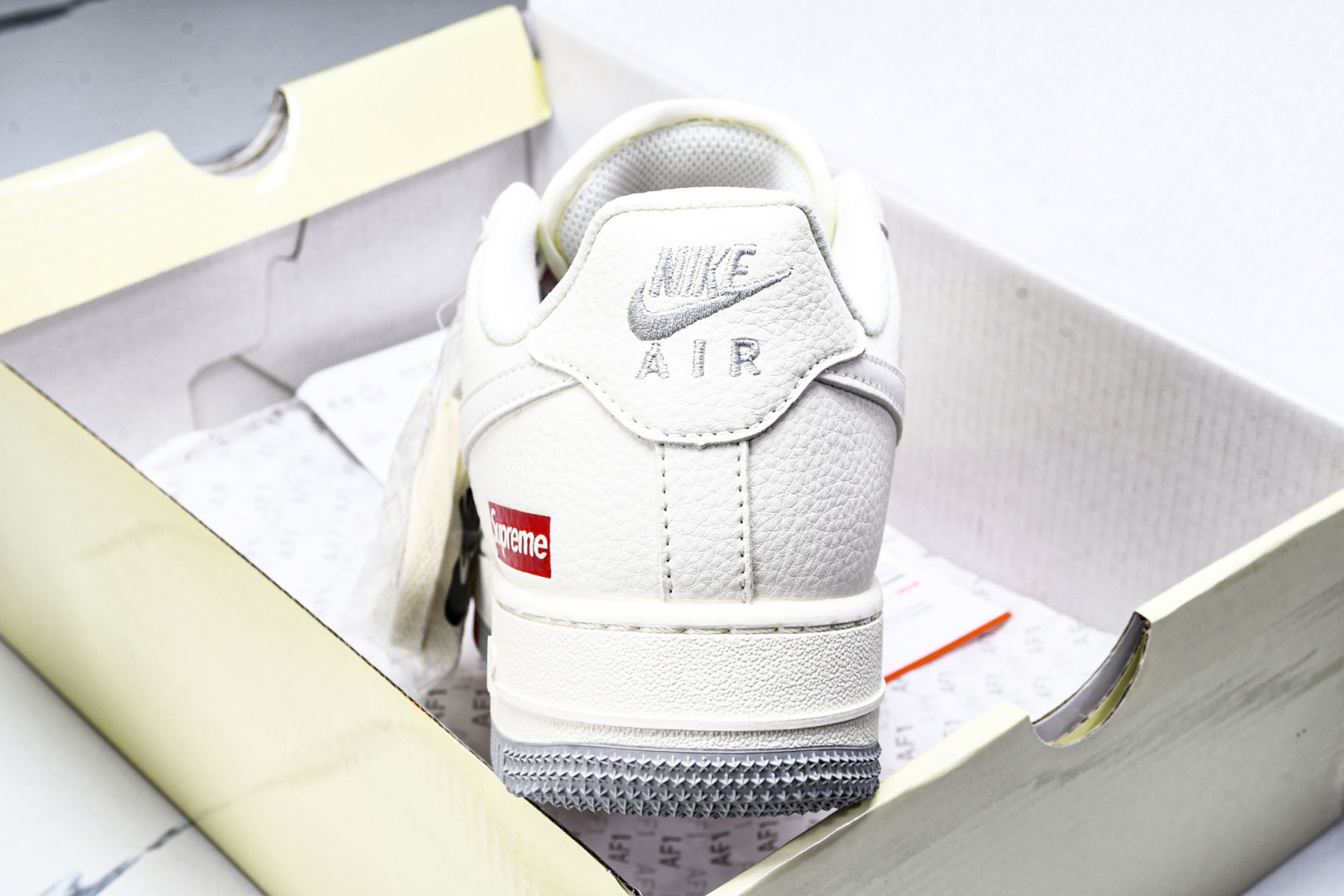 NK Air Force 1'07  Supreme 联名 米白红 货号：XX3168 157 尺寸36
